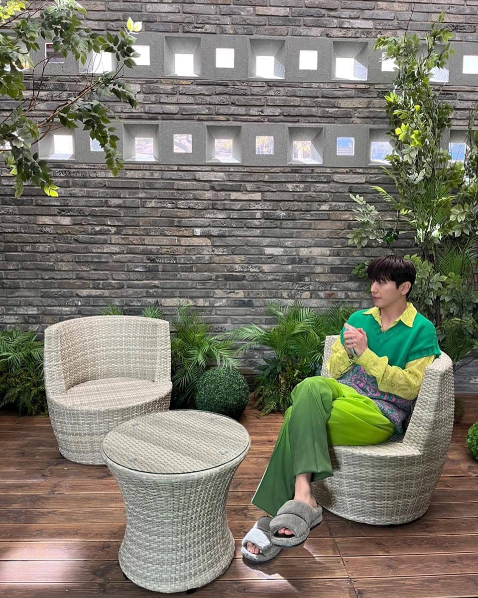 Mix and match bernuansa cerah ala Jung Yong Hwa CNBLUE