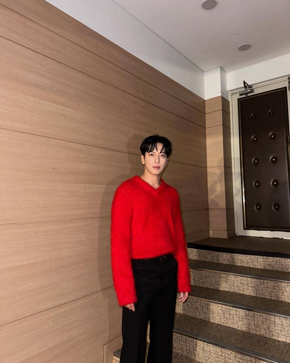 Outfit bernuansa cerah ala Jung Yong Hwa CNBLUE