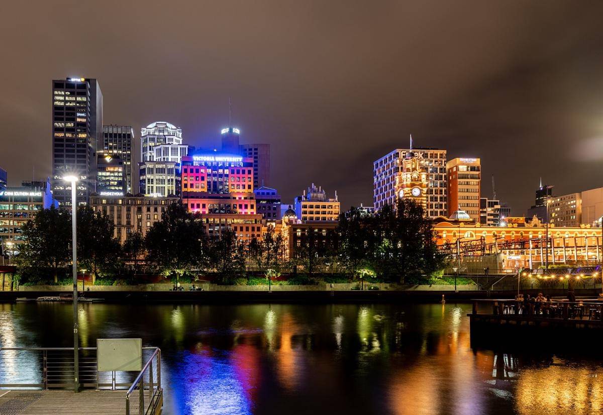 pusat Kota Melbourne, Victoria, Australia di malam hari yang syarat akan pencahayaan buatan