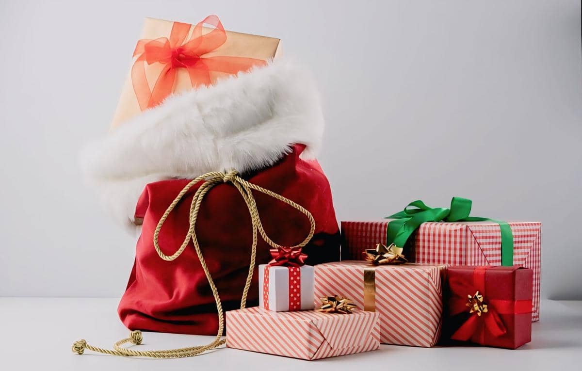 ilustrasi kado Natal (freepik.com/freepik)