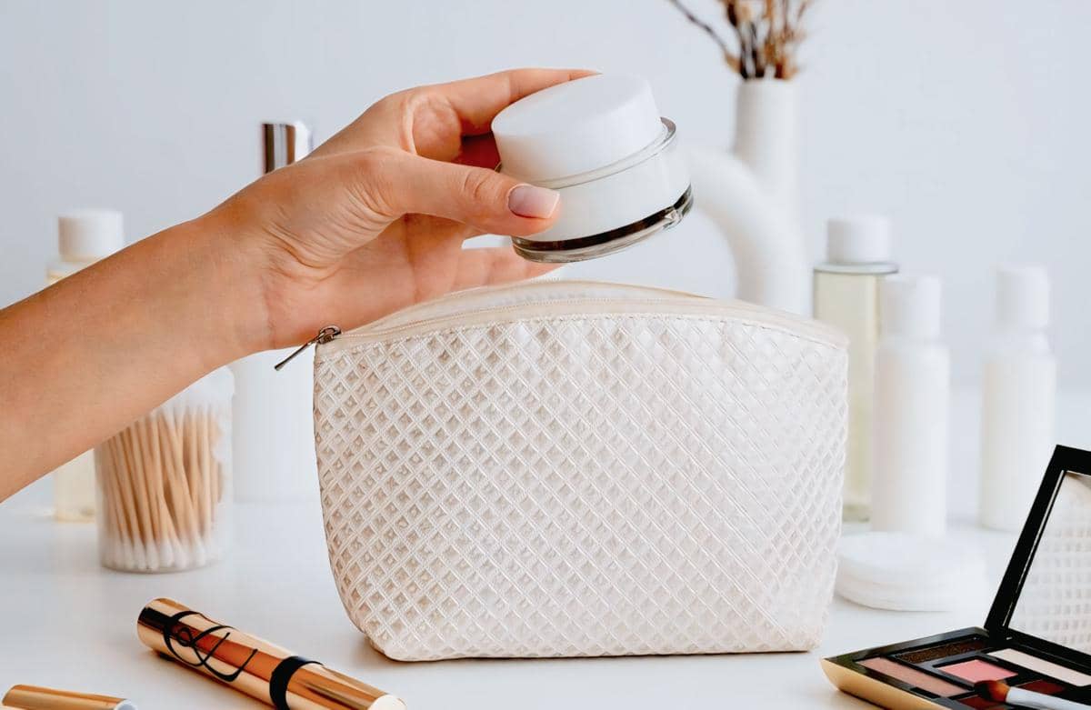 ilustrasi pouch (freepik.com/freepik)