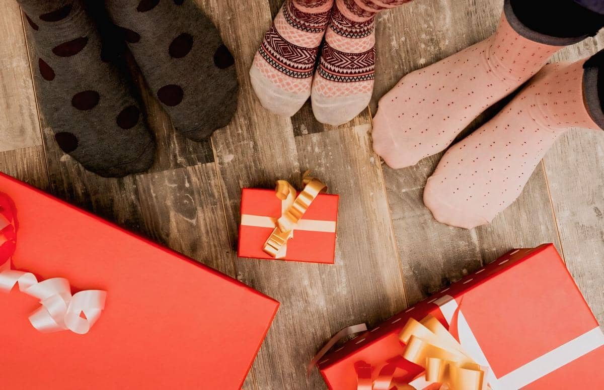 ilustrasi kado kaos kaki (freepik.com/ javi_indy)