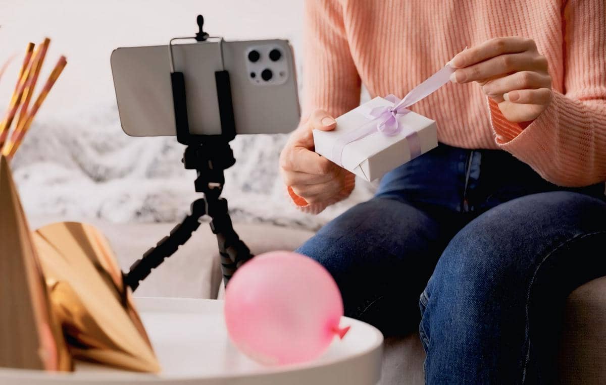 ilustrasi phone grip stand (freepik.com/freepik)