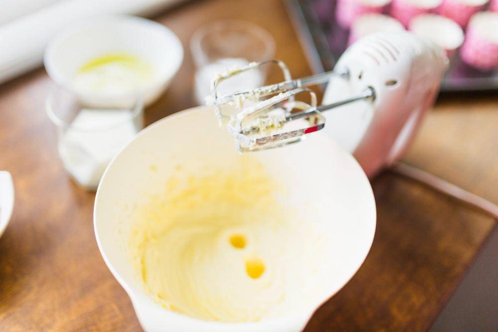 ilustrasi kocok adonan