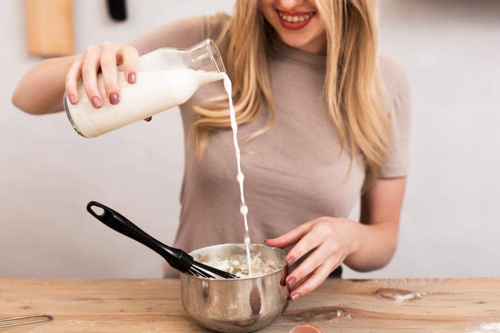ilustrasi membuat cinnamon honey milk