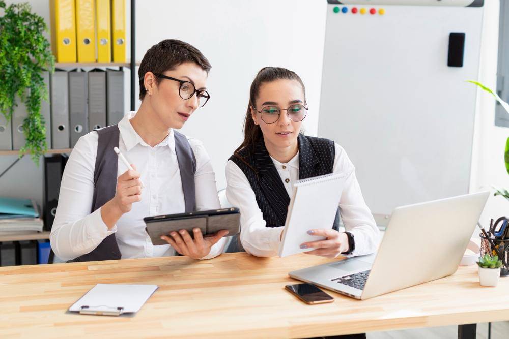 ilustrasi berdiskusi dengan mentor