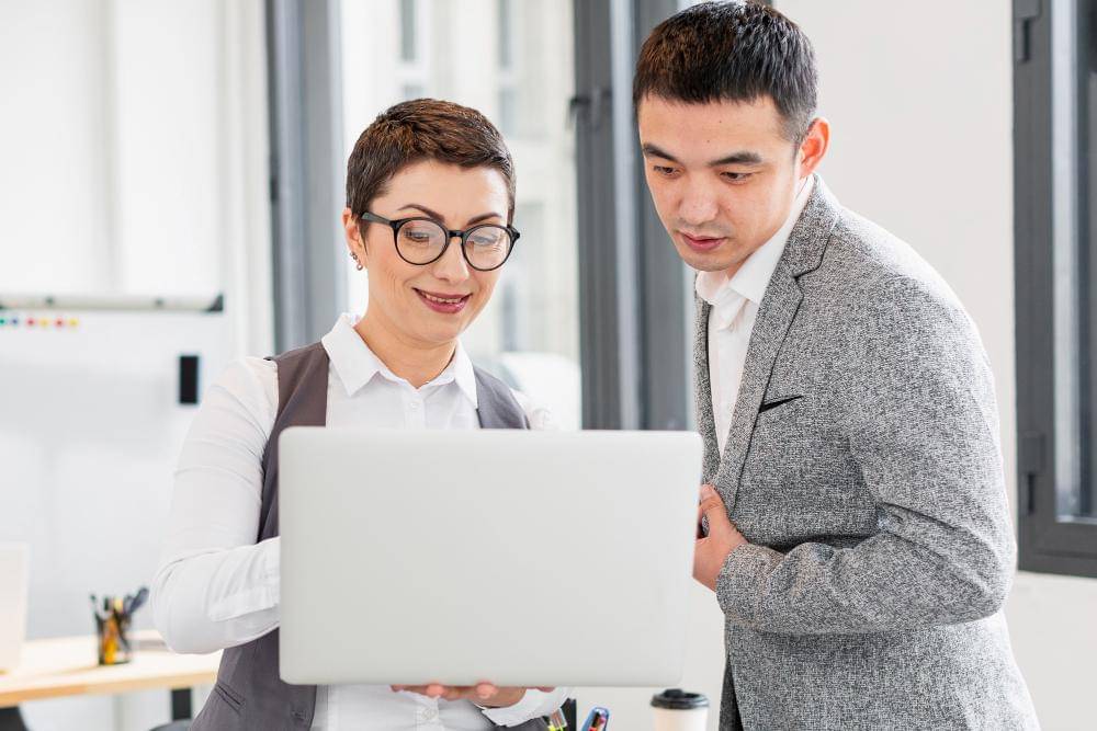 ilustrasi orang berdiskusi