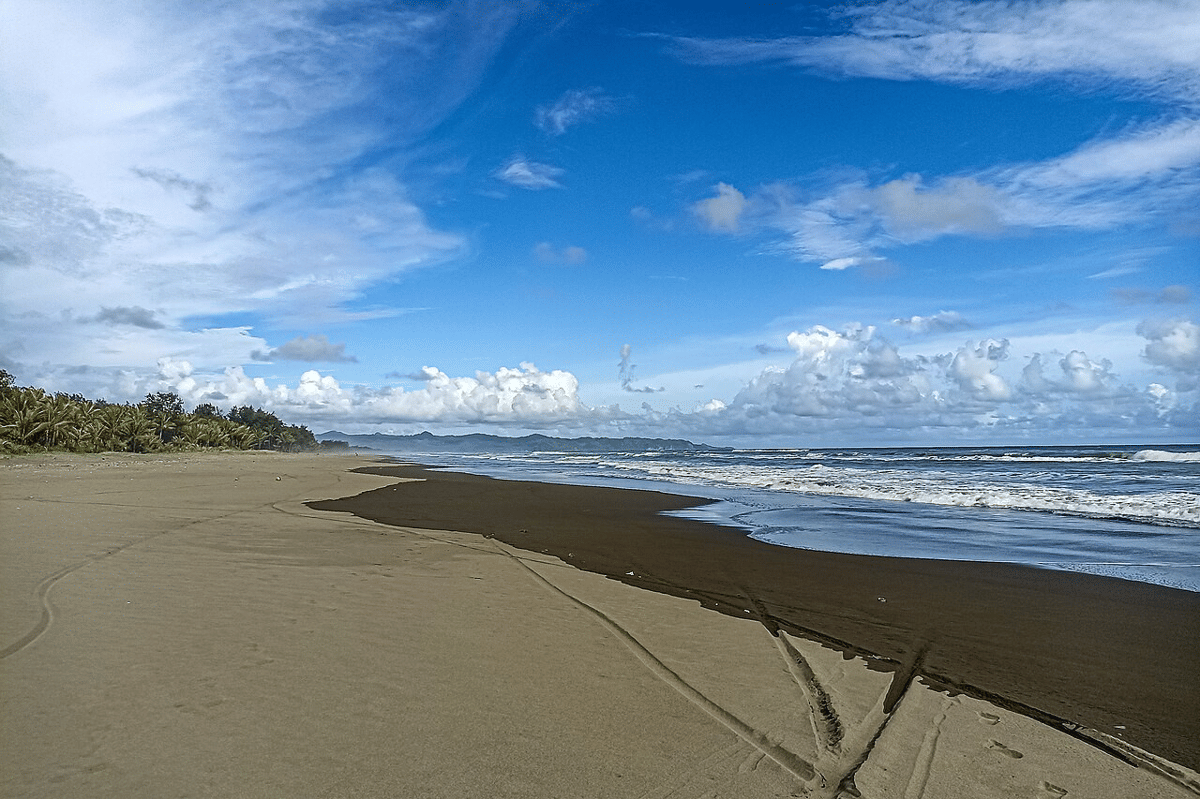 Pegunungan Gombong Selatan terlihat dari pantai