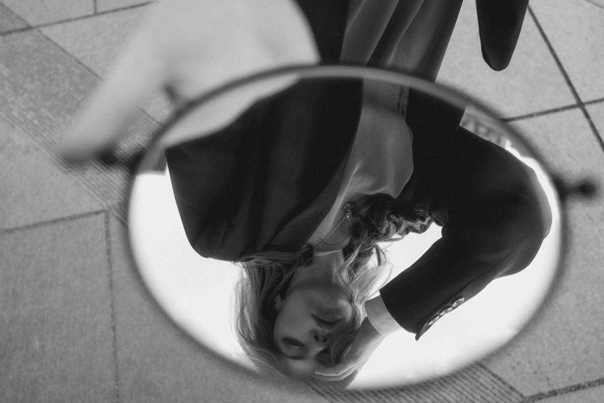 ilustrasi perempuan bercermin