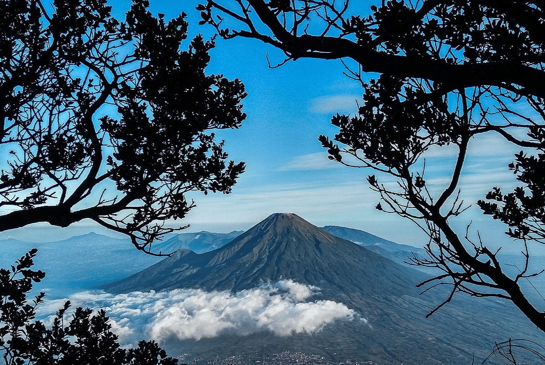 ilustrasi pegunungan di Jawa Tengah
