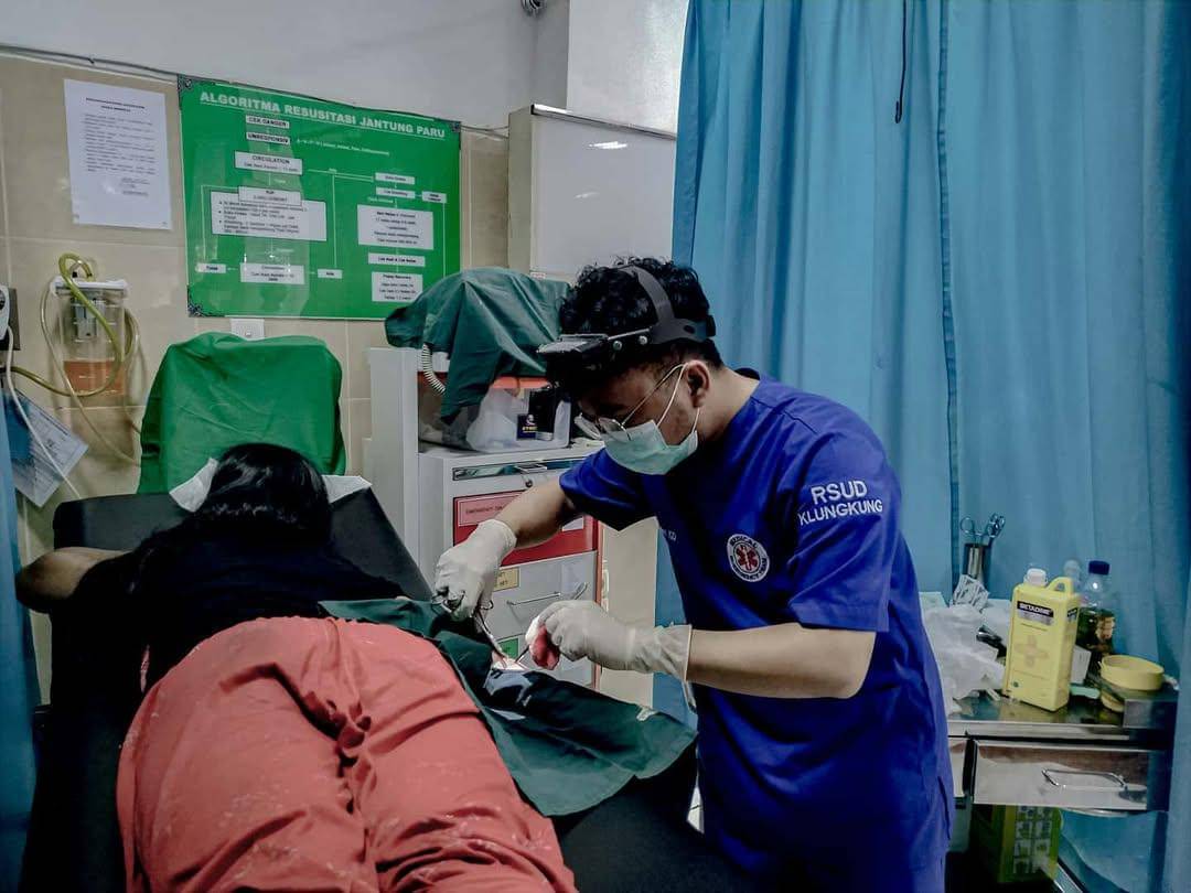 Keseharian Reza sebagai perawat di RSUD Klungkung.