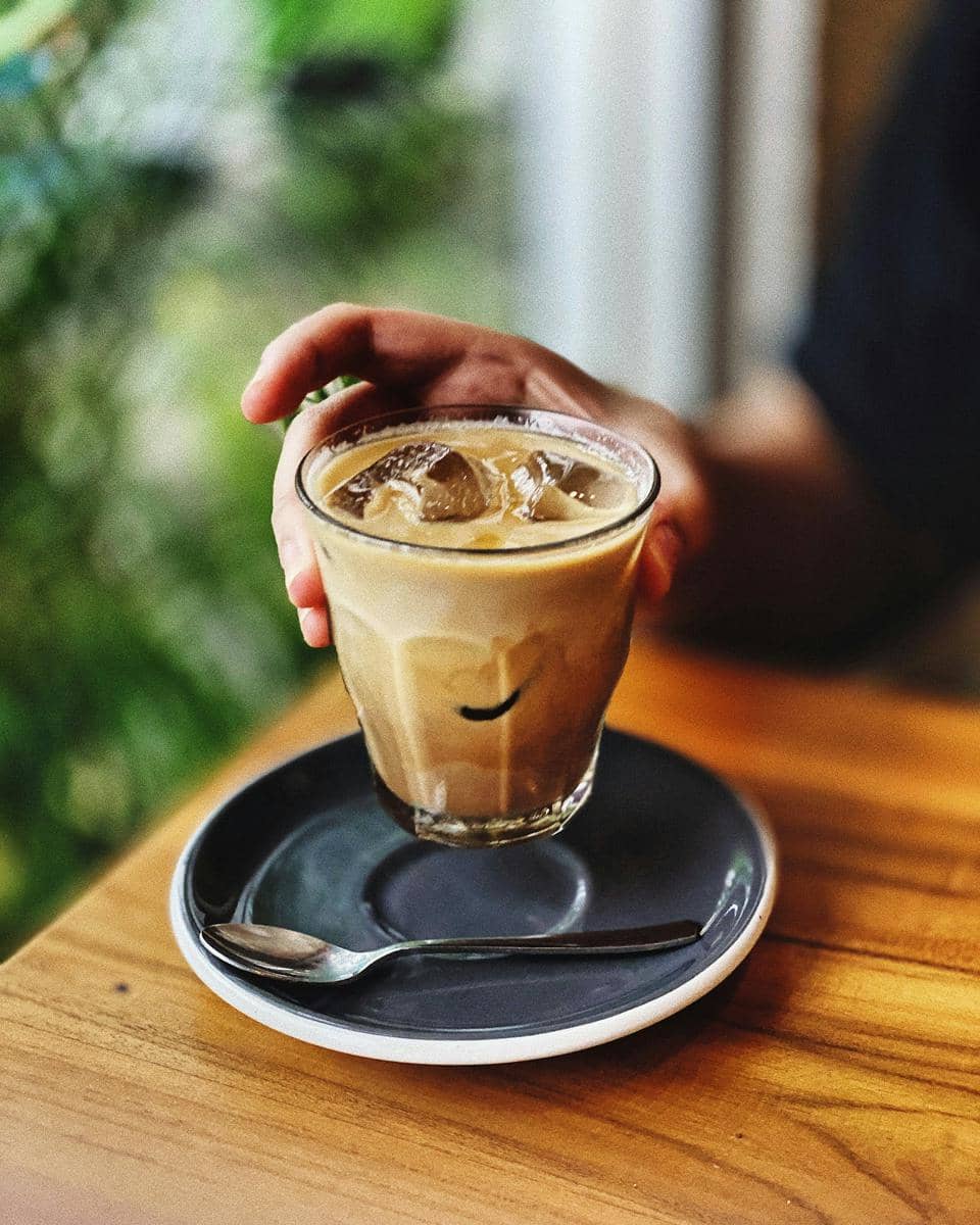 ilustrasi iced hazelnut mocha latte