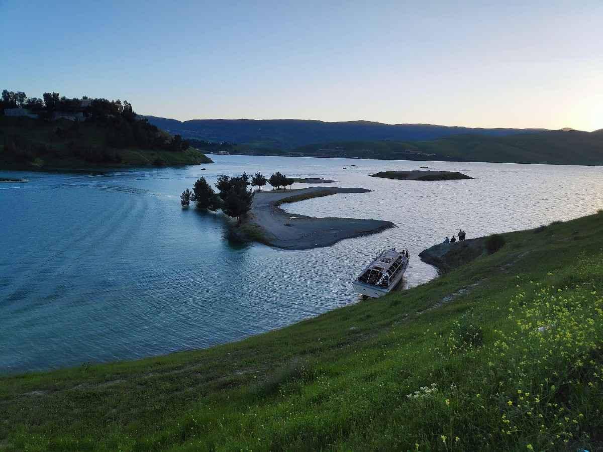 Ilustrasi lake dukan yang merupakan danau buatan di tengah pegunungan