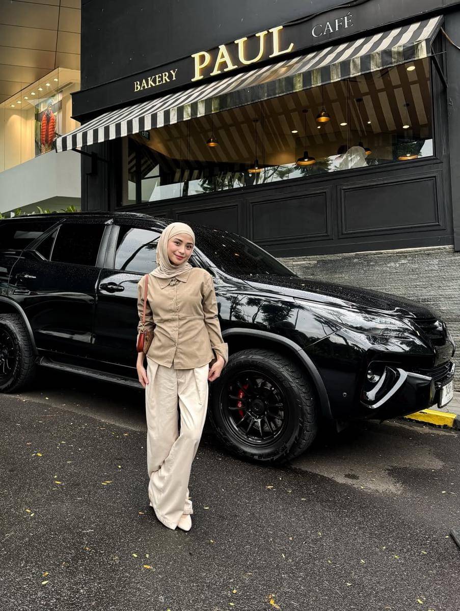 Inspirasi gaya ala Tania Dewi