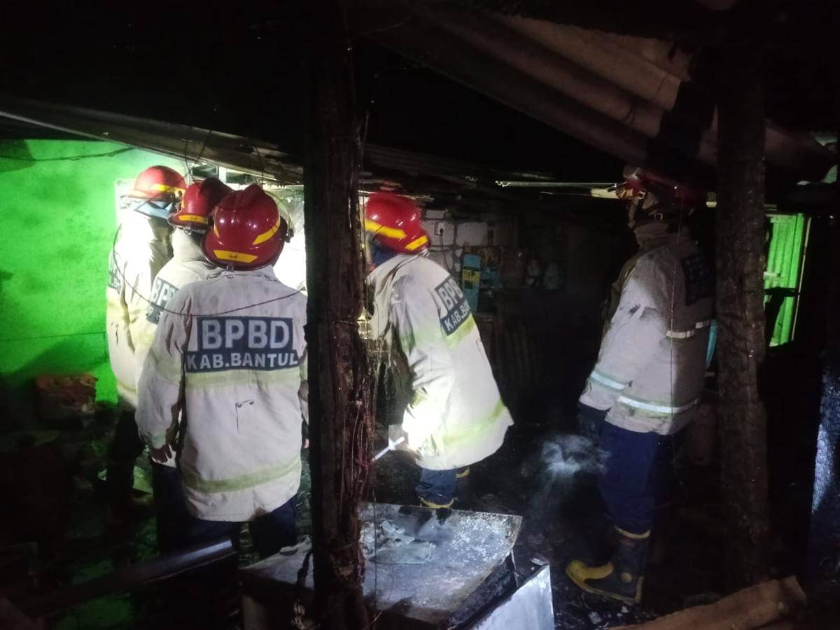 Dapur warung makan di Parangtritis Bantul ludes terbakar. (Dok. Humas Polres Bantul)