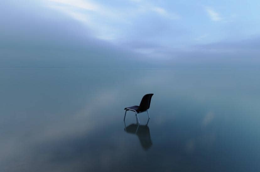 Ilustrasi sebuah kursi di tengah danau