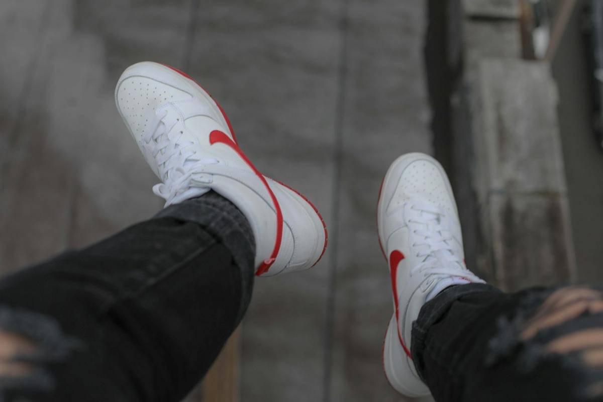 ilustrasi sneakers putih