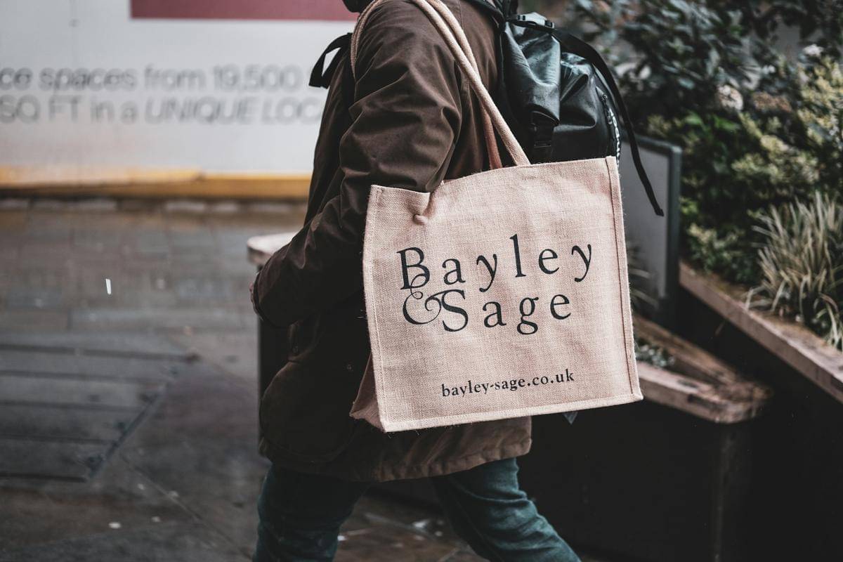 ilustrasi pria dengan tote bag