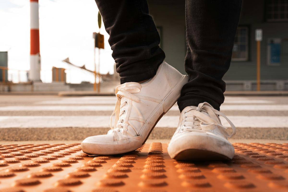 ilustrasi sneakers putih