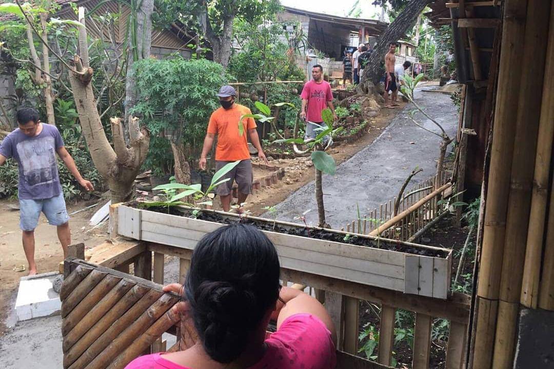 Gotong royong warga membuat akses jalan ke hub Kebun Berdaya Sari Dewi dan pemanfaatan ruang kosong di sekitar rumah untuk Kebun Rumah Tangga.