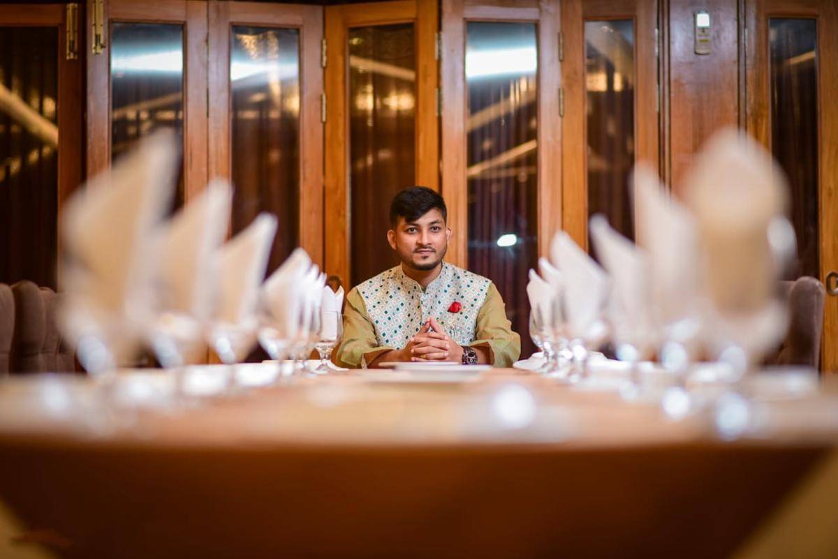 Ilustrasi pria memilih tempat duduk