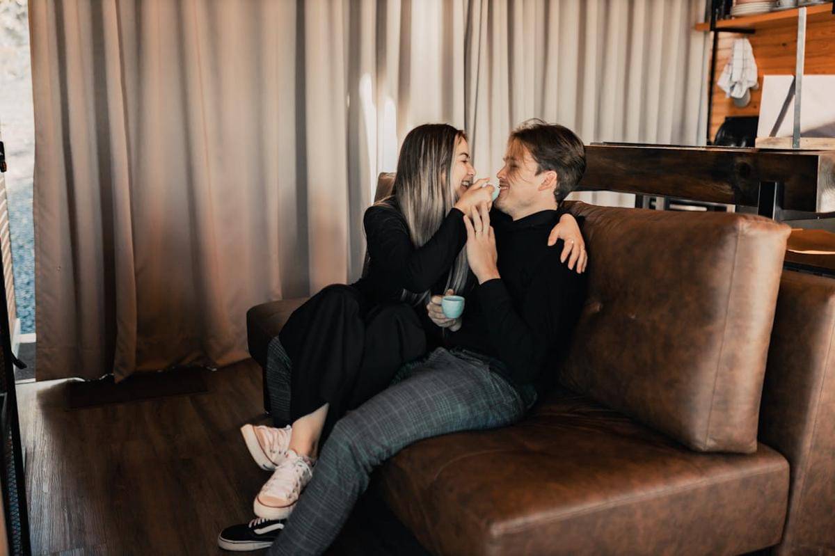 ilustrasi pasangan yang romantis