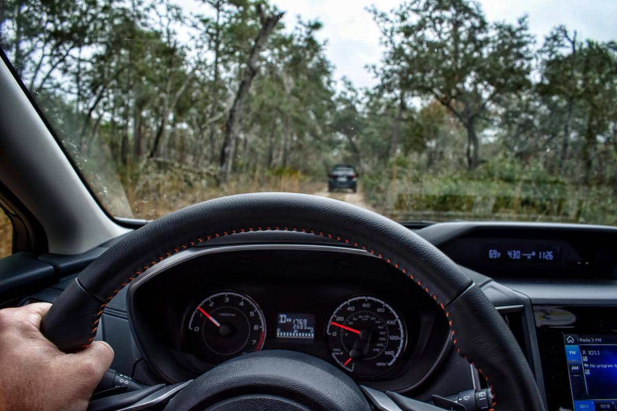 ilustrasi menyetir mobil di tanjakan 