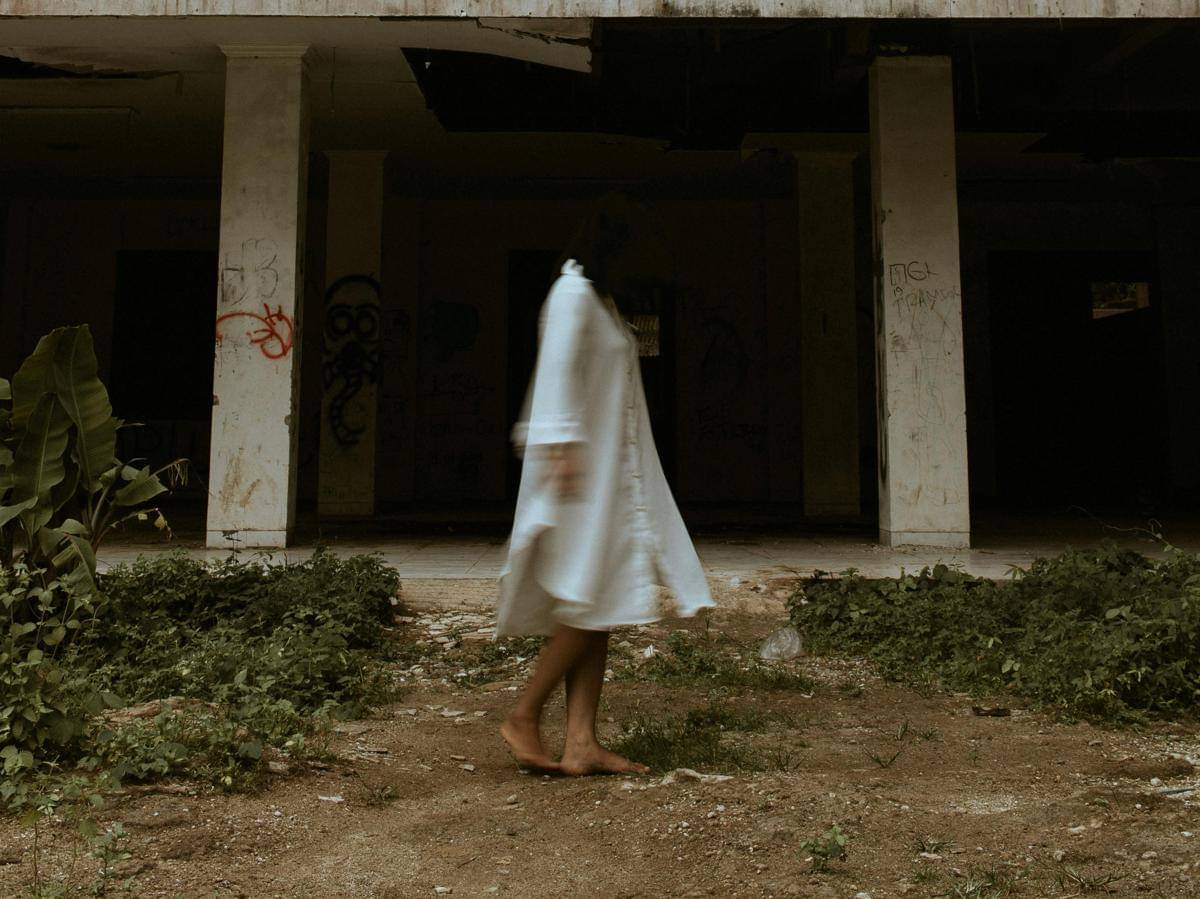 ilustrasi perempuan tanpa kepala