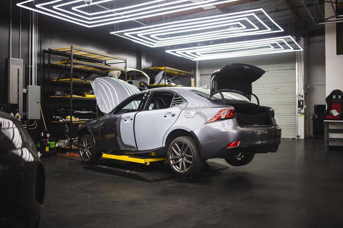 ilustrasi servis mobil