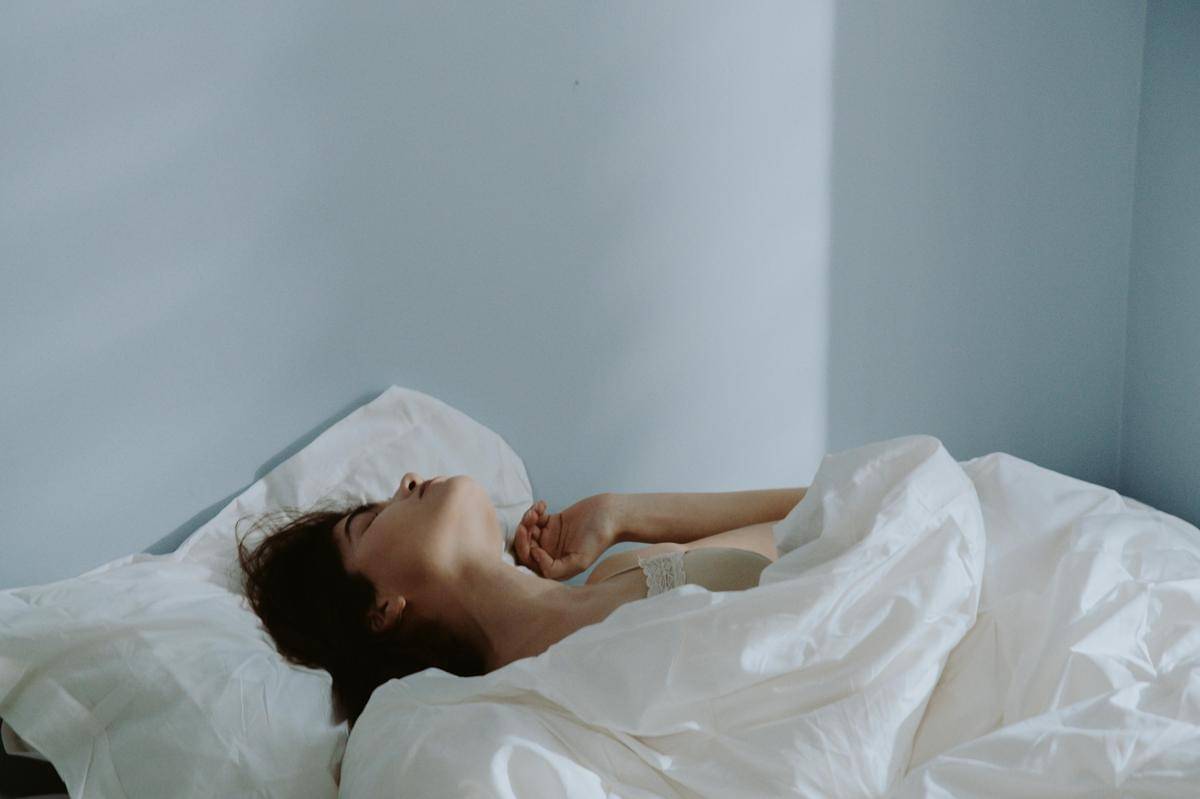 ilustrasi perempuan sedang malas