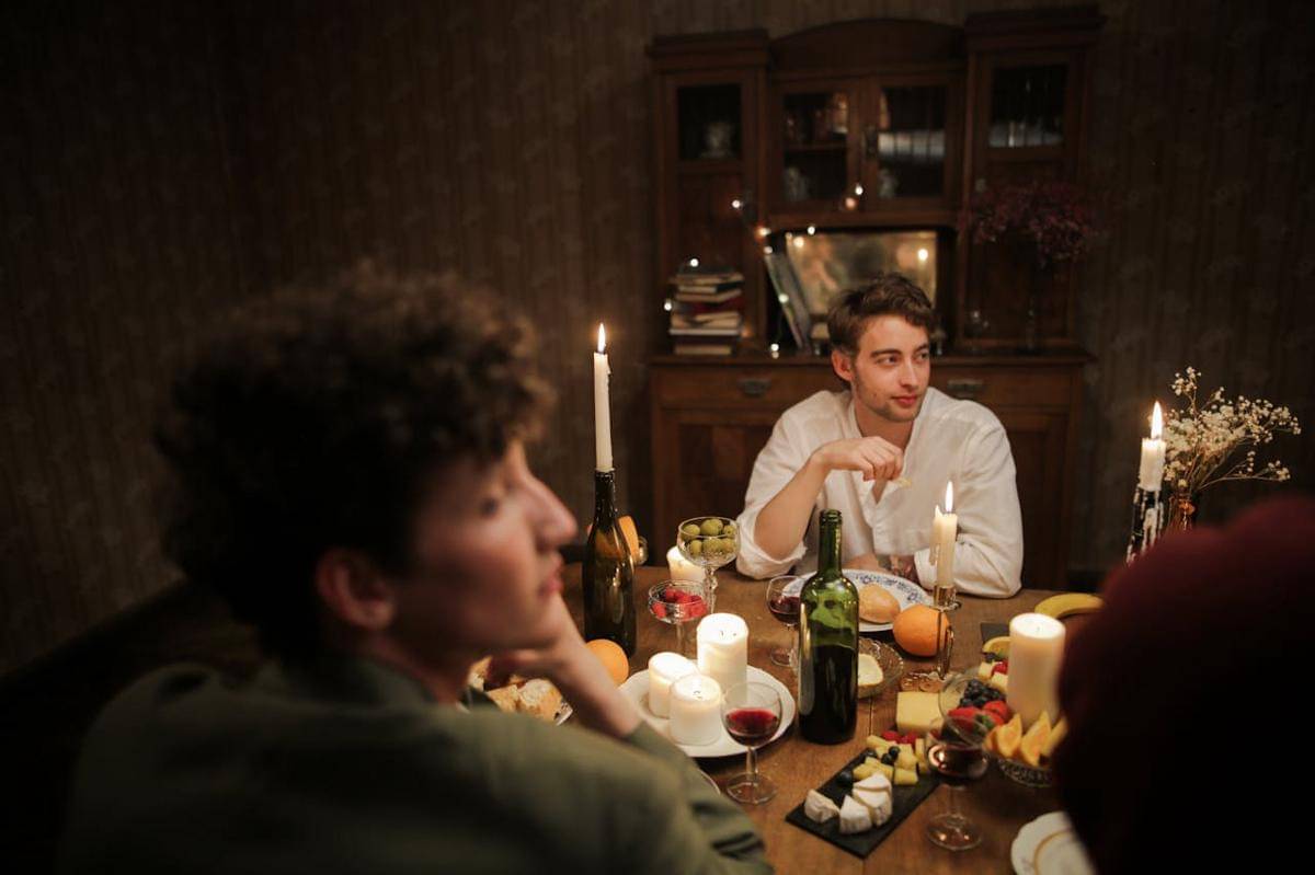 Ilustrasi pria memilih tempat duduk