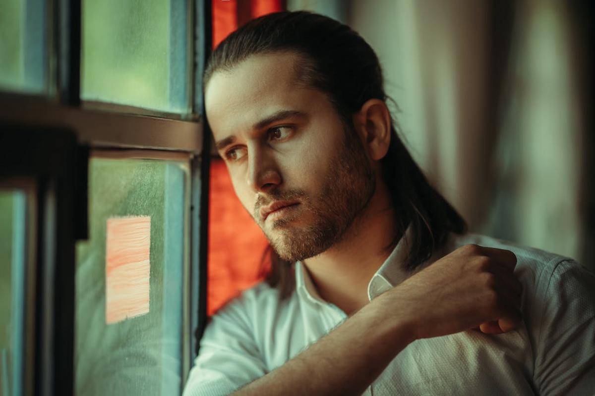 ilustrasi pria merenung