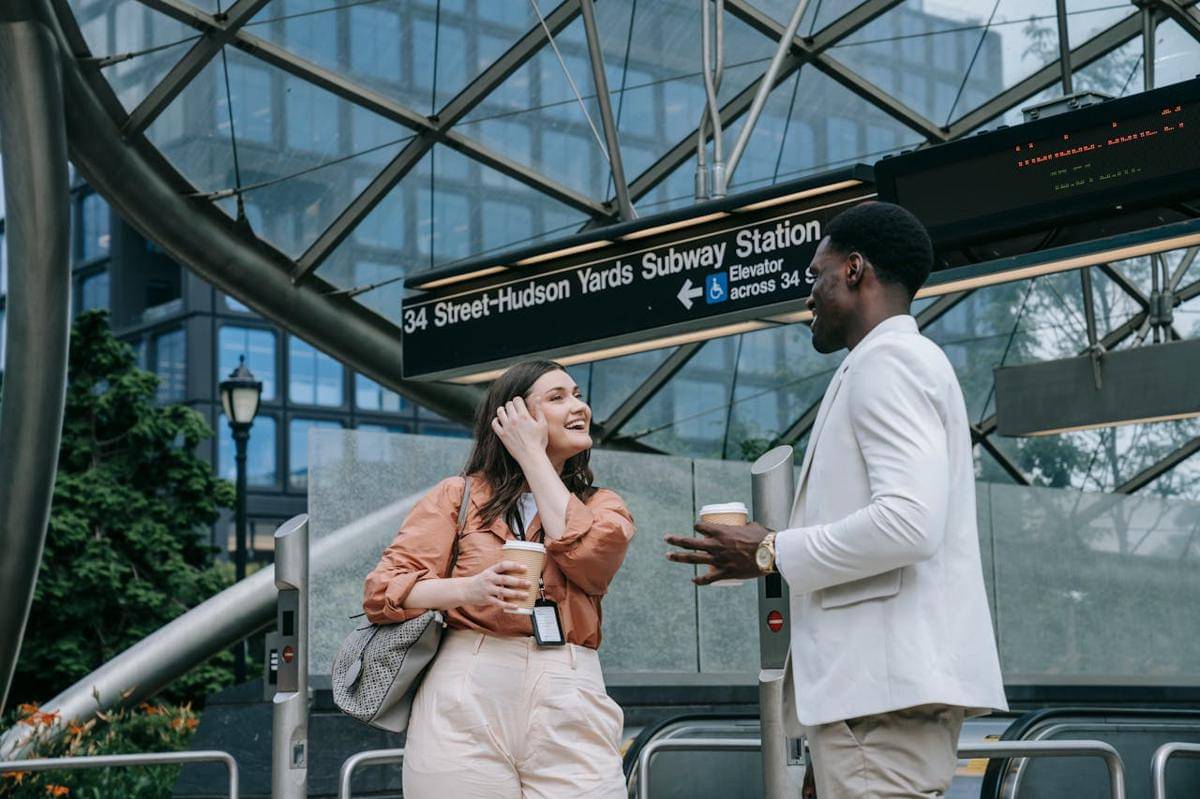 ilustrasi pasangan mengejar karir