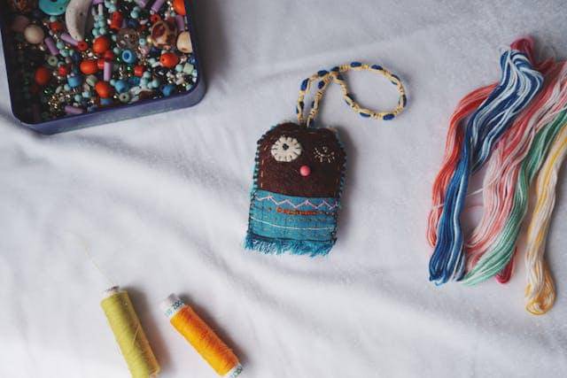 Ilustrasi kreasi gantungan kunci DIY. 