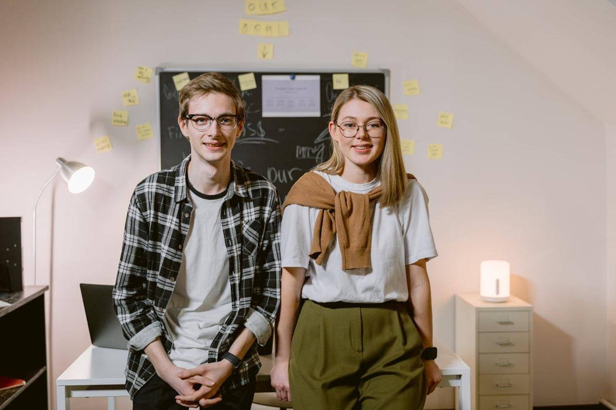 ilustrasi pasangan merintis karir