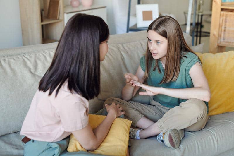 ilustrasi mengobrol dengan teman