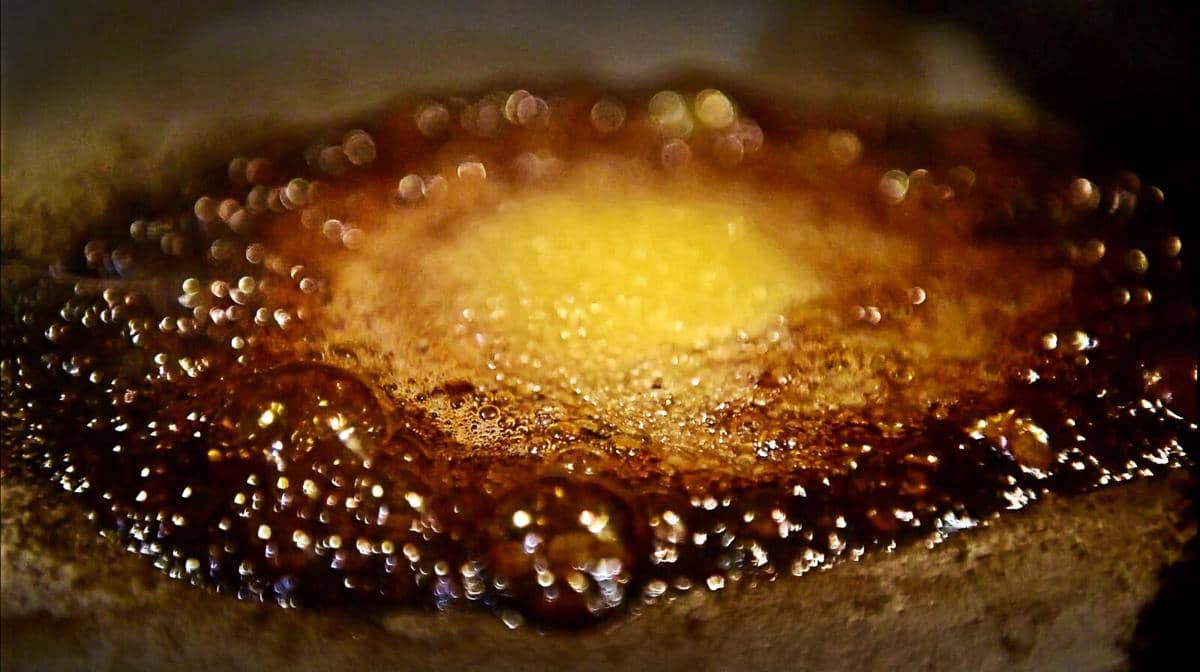 ilustrasi karamelisasi gula sukrosa