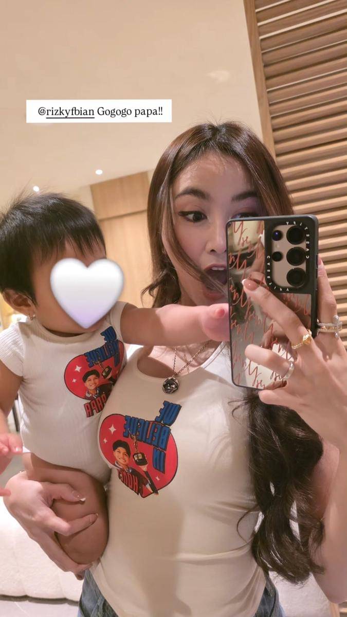 potret Mahalini dukung Rizky Febian bertanding voli