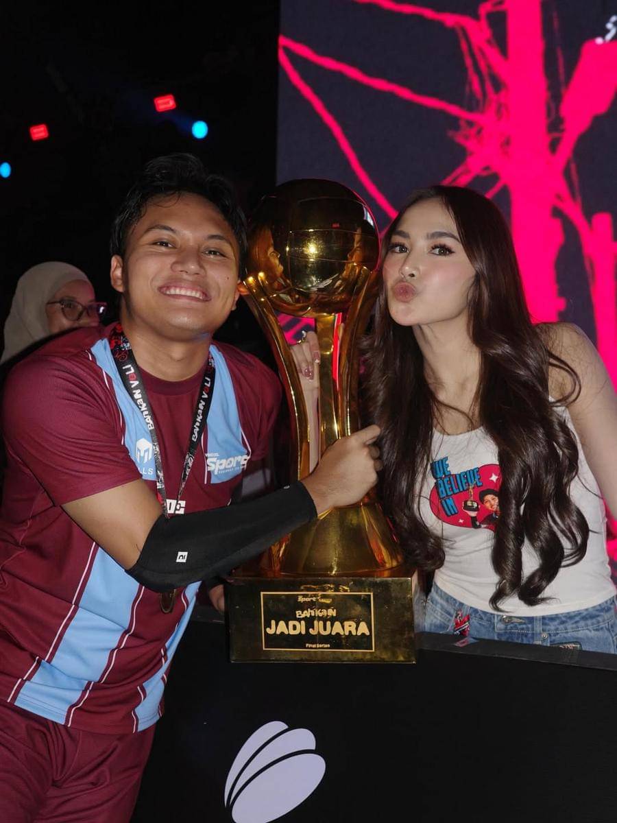 potret Mahalini dukung Rizky Febian bertanding voli