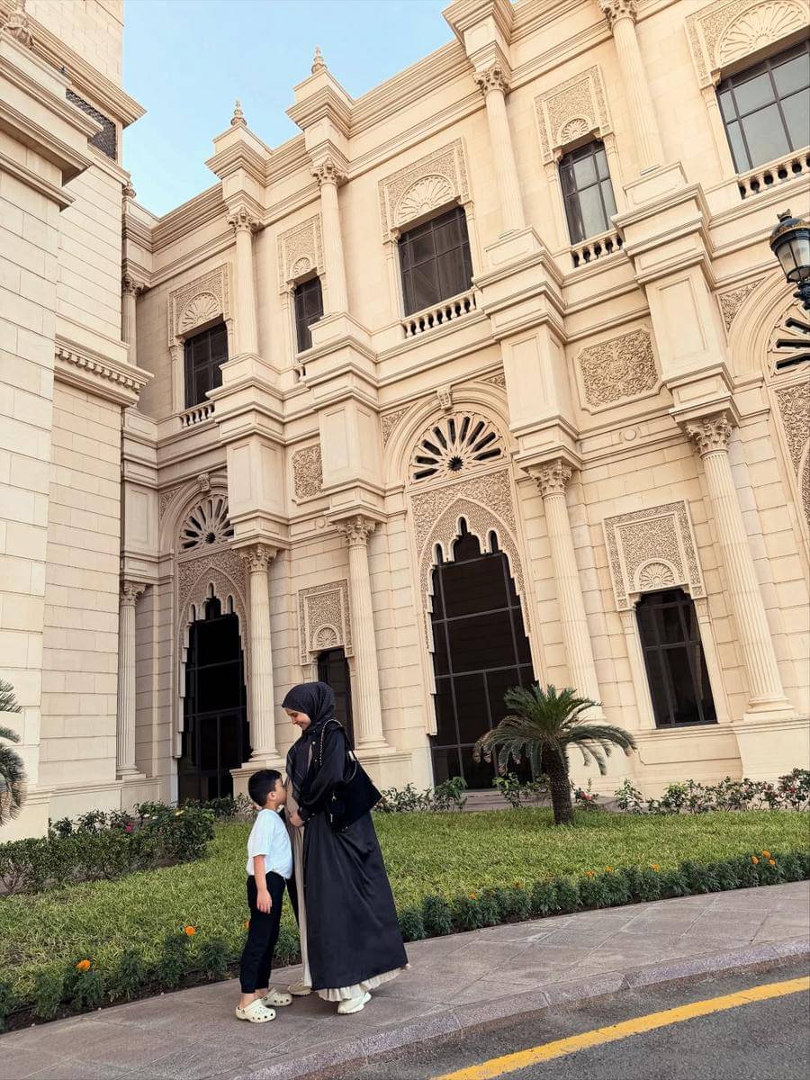 Potret Keluarga Zaskia Sungkar Berlibur di Jeddah