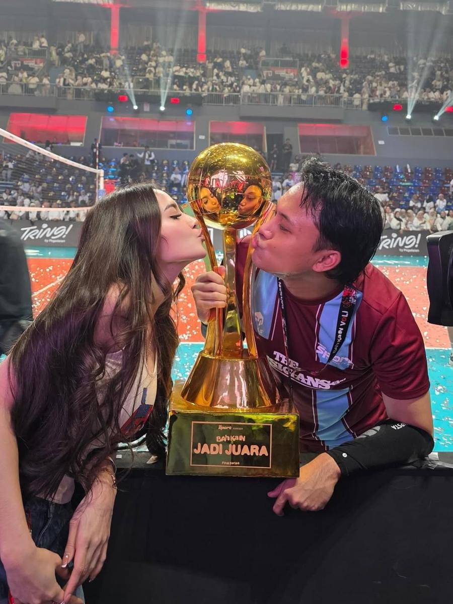 potret Mahalini dukung Rizky Febian bertanding voli