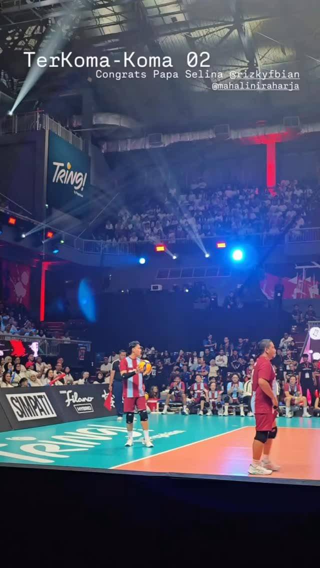 potret Mahalini dukung Rizky Febian bertanding voli