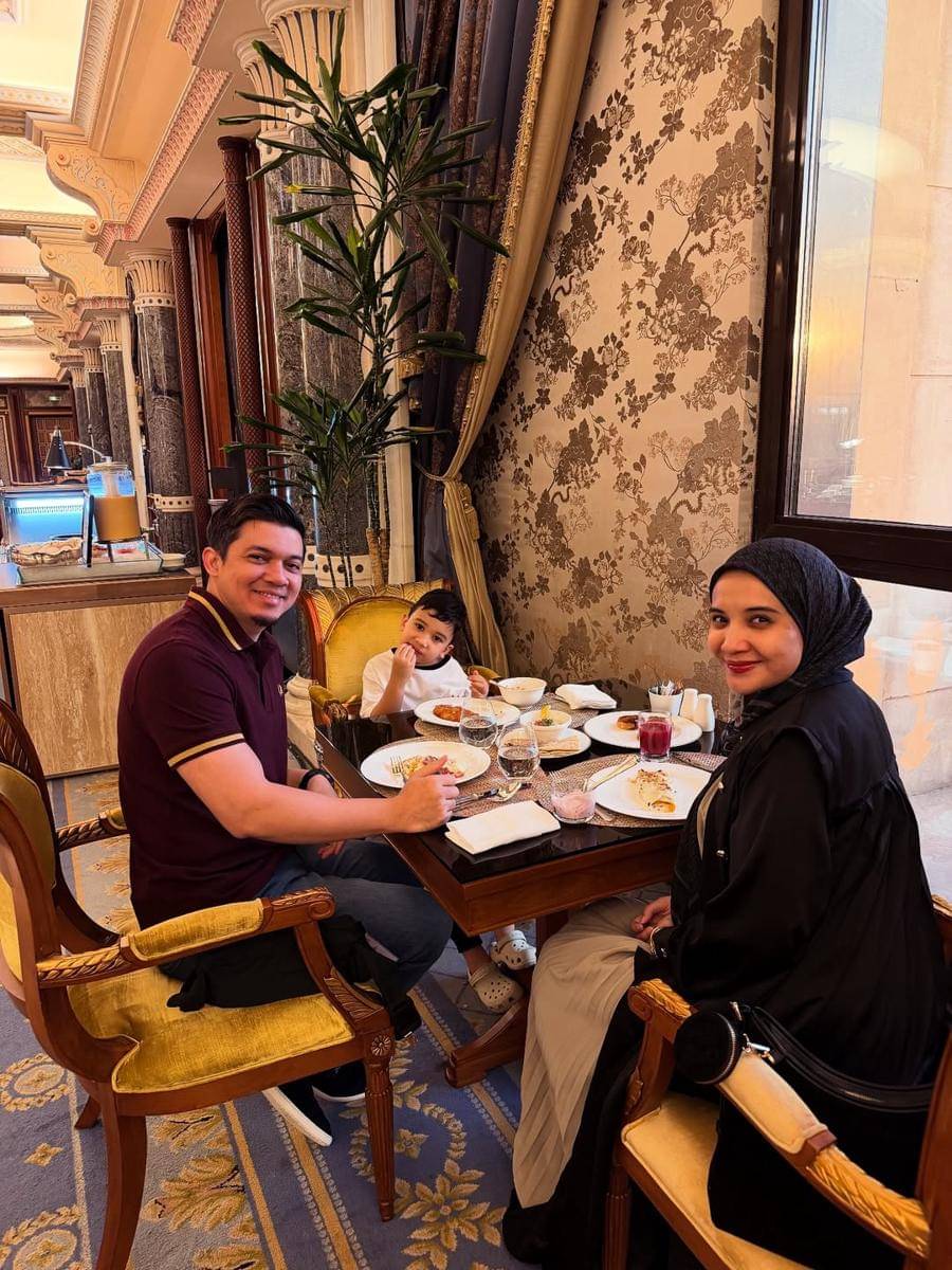 Potret Keluarga Zaskia Sungkar Berlibur di Jeddah