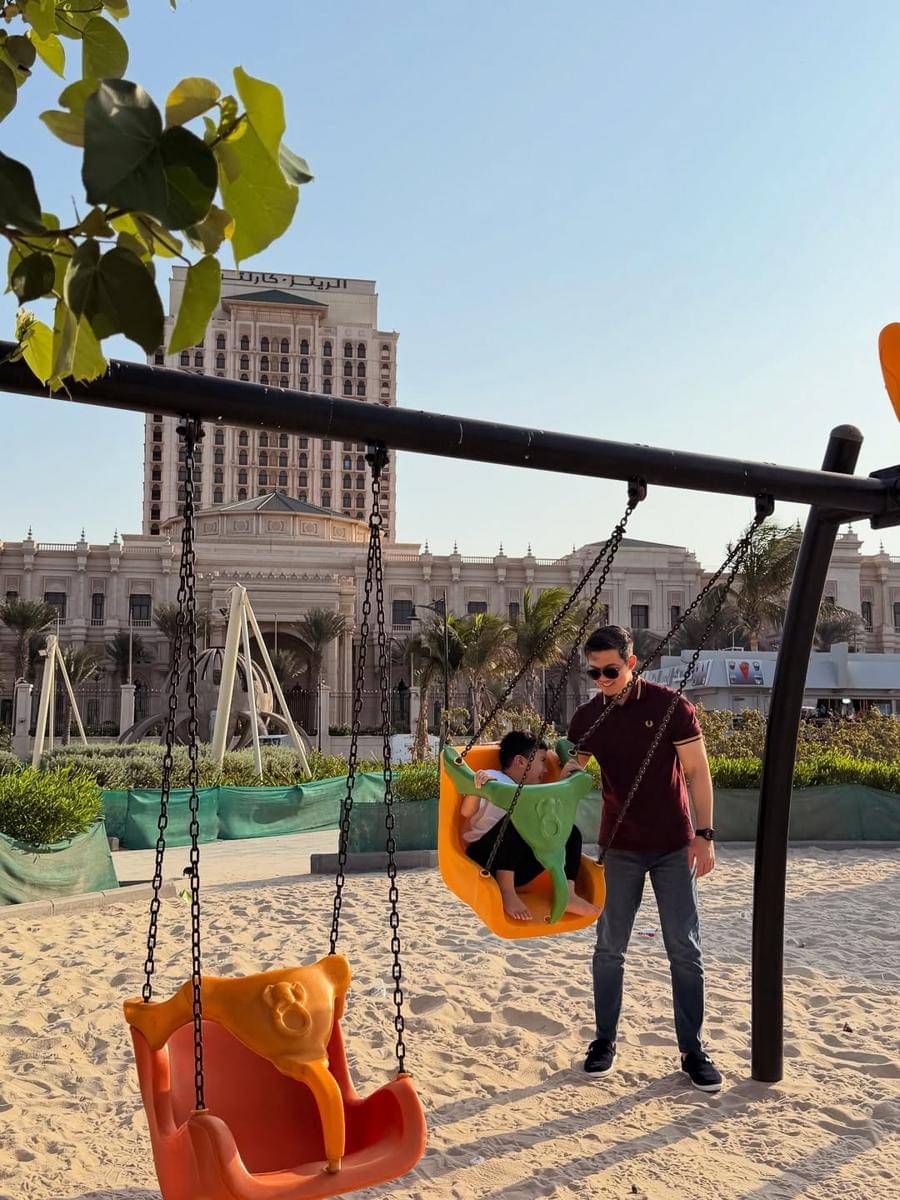 Potret Keluarga Zaskia Sungkar Berlibur di Jeddah