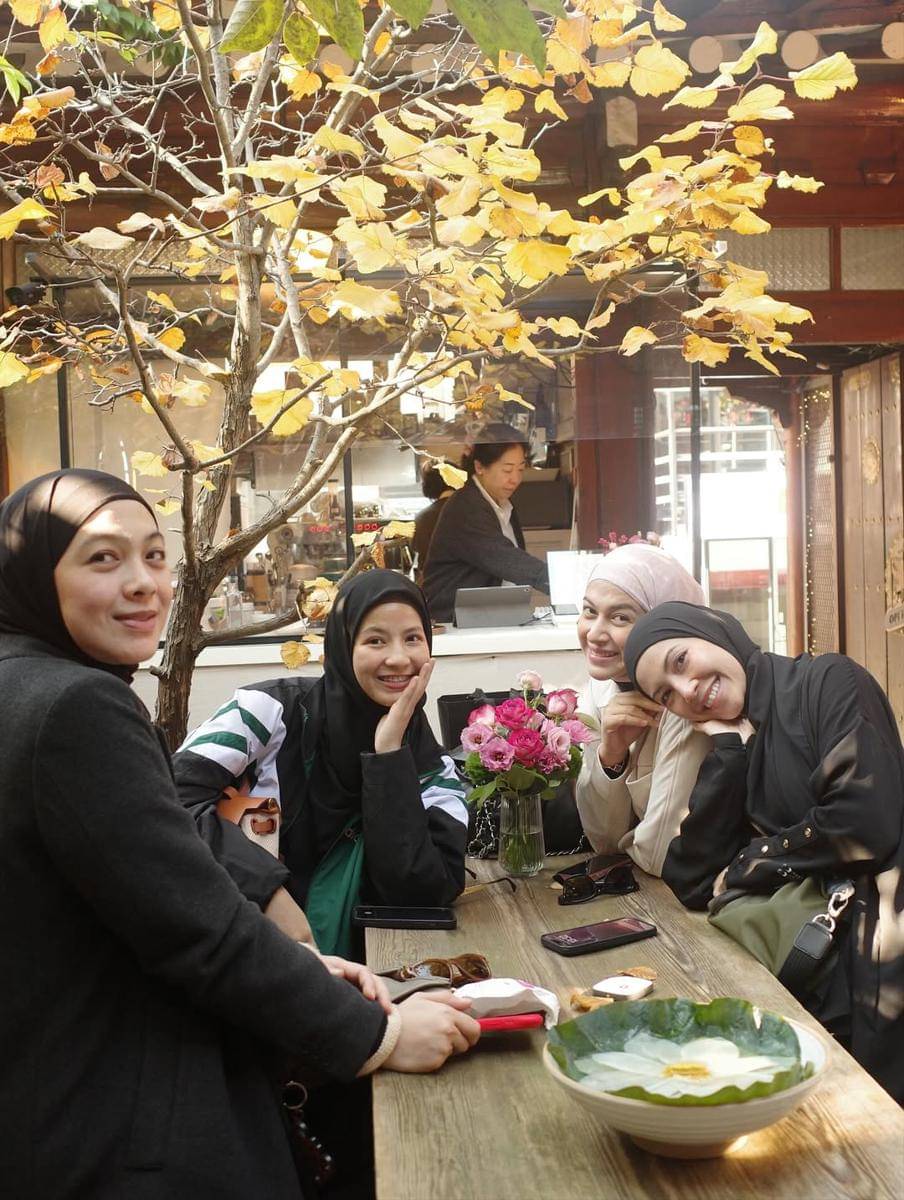 Potret Dian Ayu Lestari dan Sahabat Liburan ke Korsel