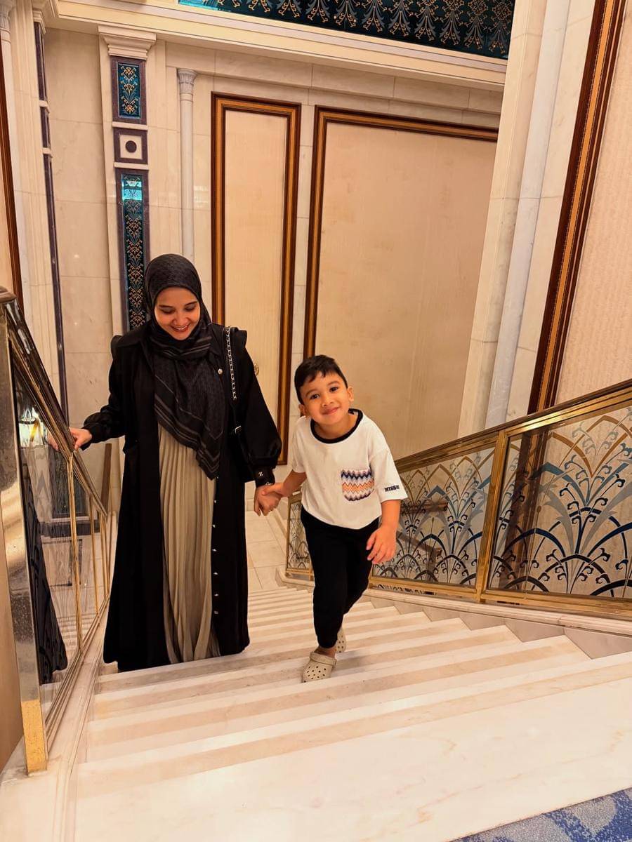 Potret Keluarga Zaskia Sungkar Berlibur di Jeddah