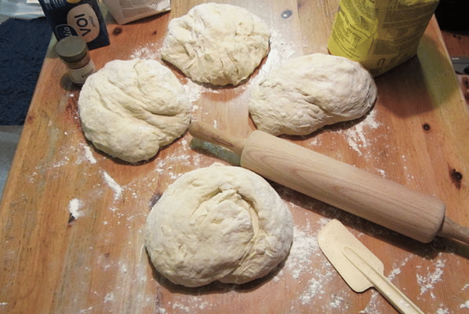 ilustrasi membuat cinnamon roll