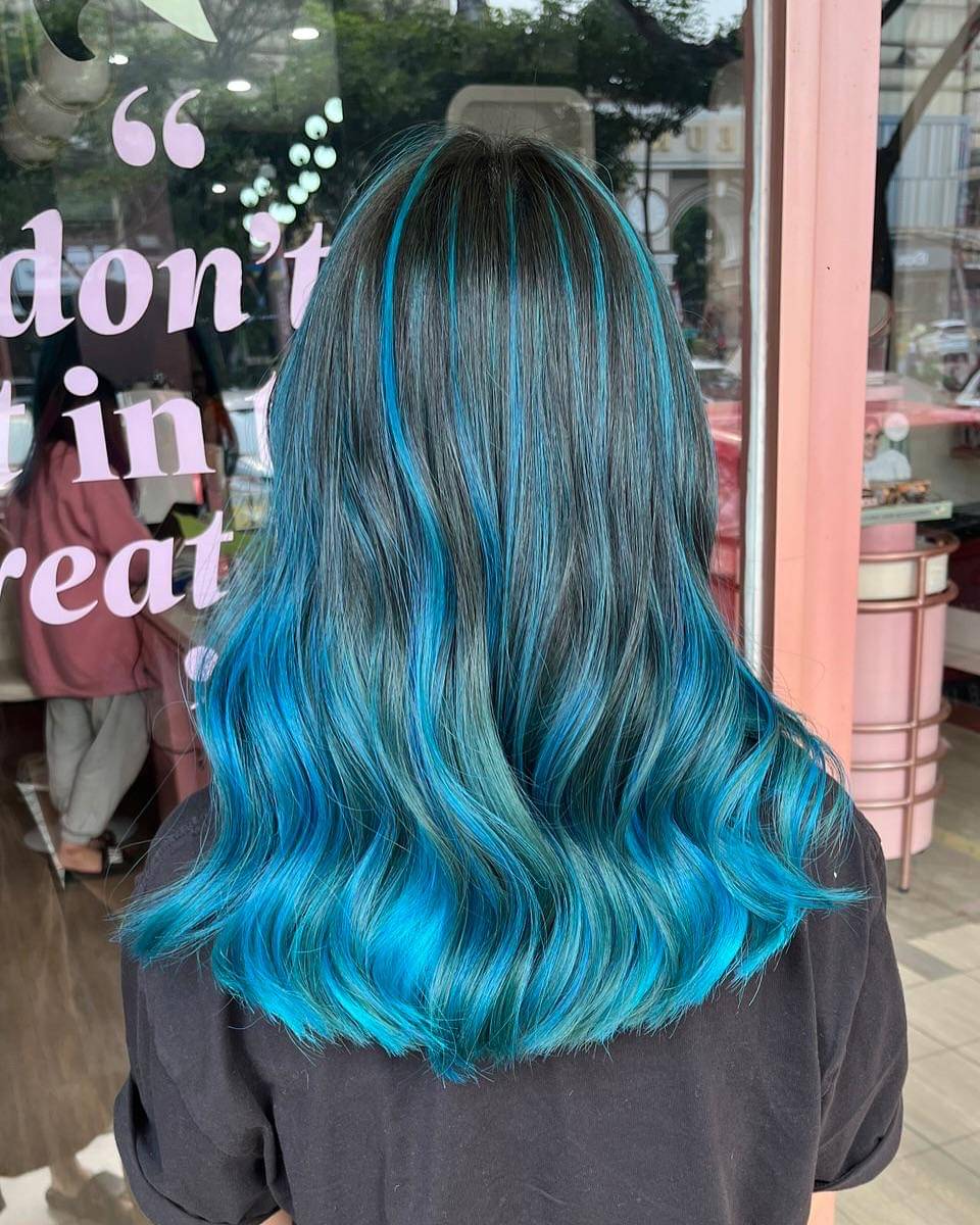 ilustrasi teal blue hair