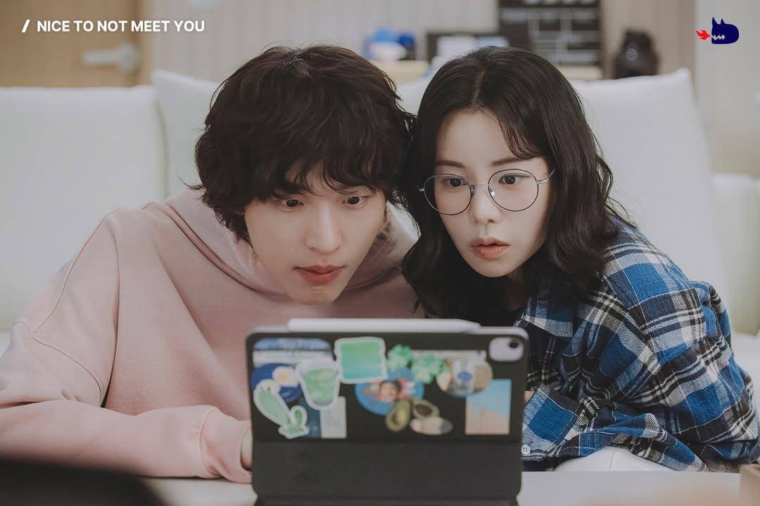 Wi Hong Sin (Jin Ho Eun) dan Wi Jeong Sin (Lim Ji Yeon) dalam drakor Nice to Not Meet You