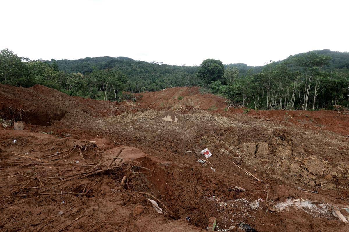Suasana tanah longsor sepanjang 500 meter menimbun rumah warga di Desa Cibeunying, Majenang, Cilacap, Jawa Tengah, Jumat (14/11/2025). (ANTARA FOTO/Idhad Zakaria)